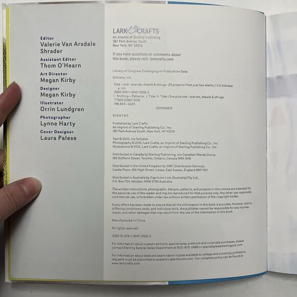 One + One Scarves Shawls and Shrugs More than 25 Projects from Just Two Skeins - Picture 4 of 7